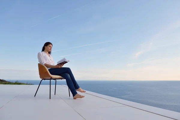 Mujer leyendo un libro — Foto de Stock