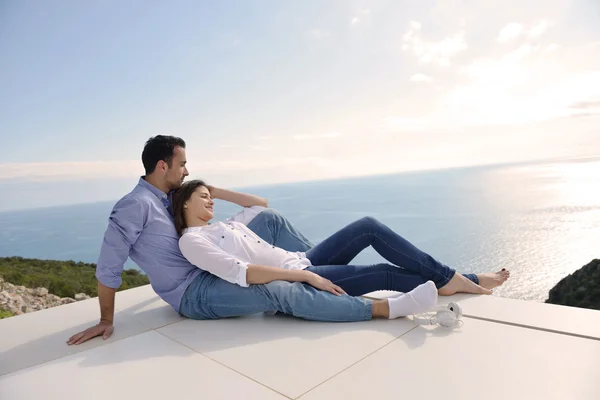 Paar auf der Terrasse — Stockfoto