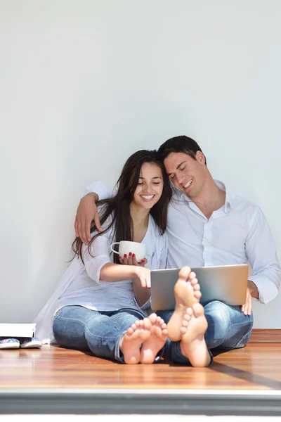 Casal trabalhando no computador portátil — Fotografia de Stock