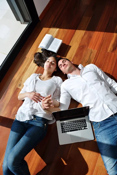 Couple travaillant sur ordinateur portable — Photo