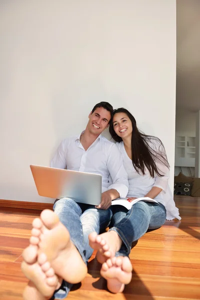 Pareja trabajando en el ordenador portátil — Foto de Stock