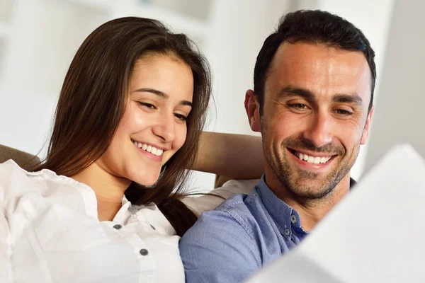 Een paar thuis. — Stockfoto