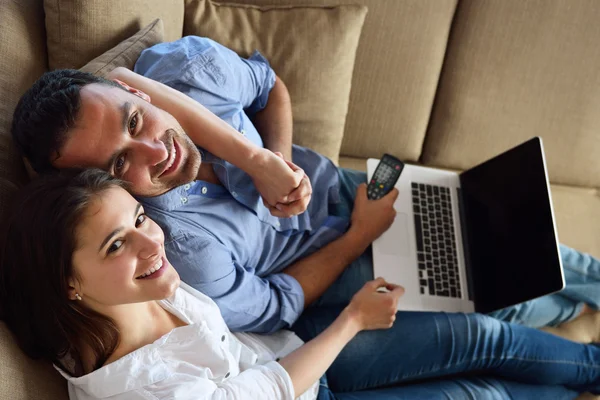 Koppel op sofa — Stockfoto