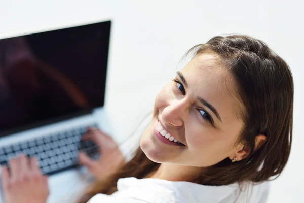 ラップトップコンピュータで働く女性 — ストック写真