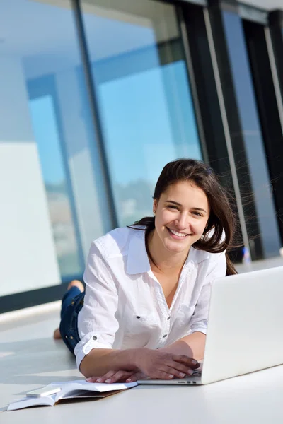 Woman working on laptop computer — Stock Photo, Image