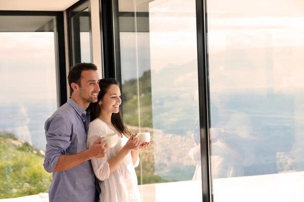 Jeune couple détendu à la maison — Photo