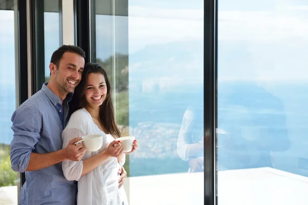 Relaxado jovem casal em casa — Fotografia de Stock