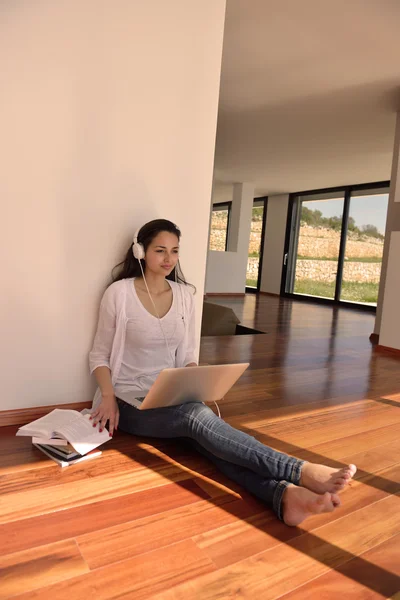 Vrouw werkt op laptop — Stockfoto