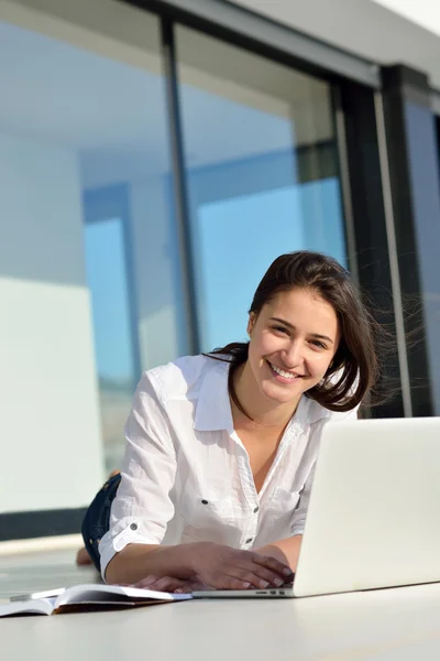 Woman working on laptop computer — Stock Photo, Image