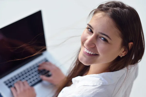 在手提电脑上工作的妇女 — 图库照片