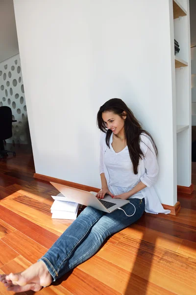 Vrouw werkt op laptop computer — Stockfoto