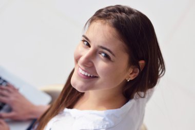 Dizüstü bilgisayarda çalışan kadın