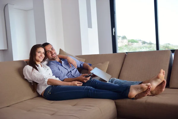 Paar auf dem Sofa — Stockfoto