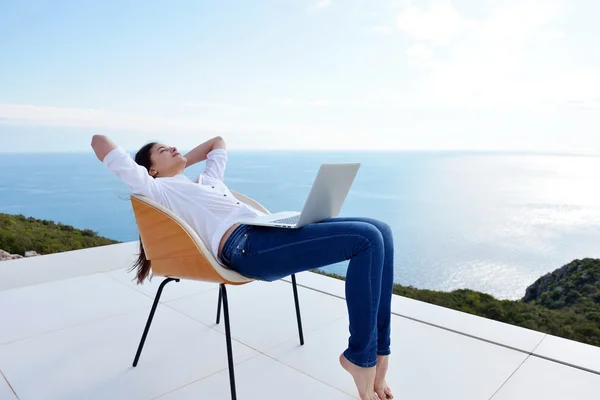 Frau arbeitet am Laptop — Stockfoto