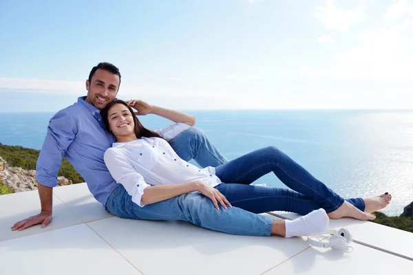 Paar auf der Terrasse — Stockfoto