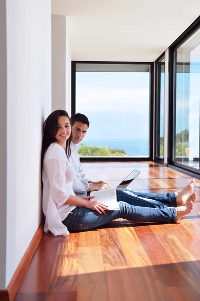 Pareja trabajando en el ordenador portátil — Foto de Stock