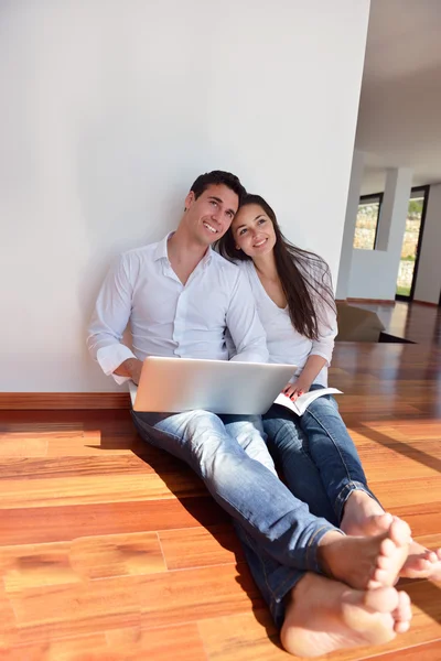 Pareja trabajando en el ordenador portátil — Foto de Stock