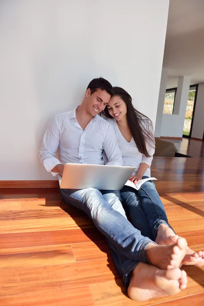 Casal trabalhando no computador portátil — Fotografia de Stock