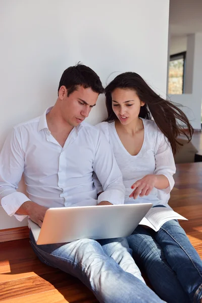 Pareja trabajando en el ordenador portátil — Foto de Stock