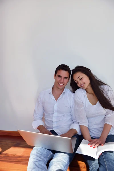 Par arbetar på bärbar dator — Stockfoto
