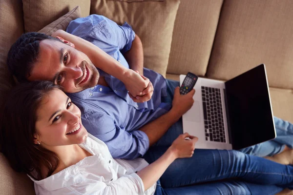 Casal no sofá — Fotografia de Stock