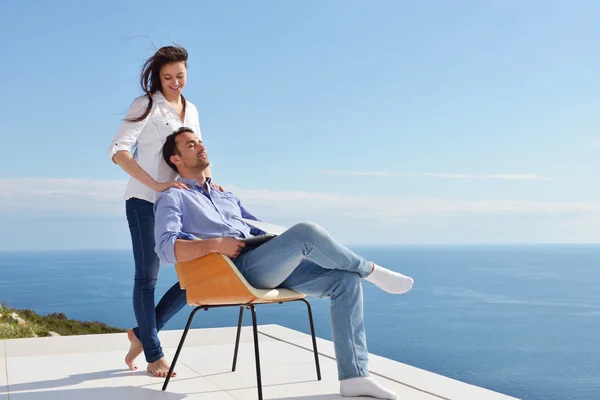 Paar auf Balkon mit Computer — Stockfoto