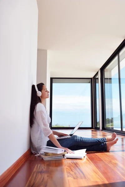 Vrouw werkt op laptop — Stockfoto