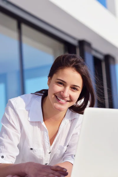 Vrouw werkt op laptop computer — Stockfoto