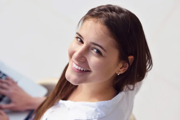 Vrouw werkt op laptop computer — Stockfoto