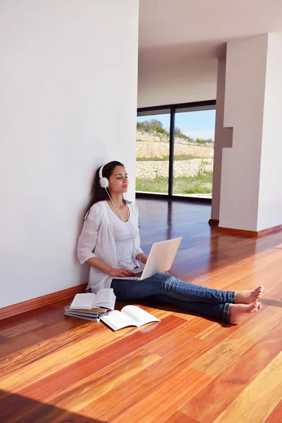 Vrouw werkt op laptop computer — Stockfoto