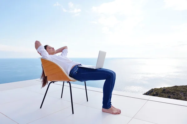 Vrouw werkt op laptop — Stockfoto