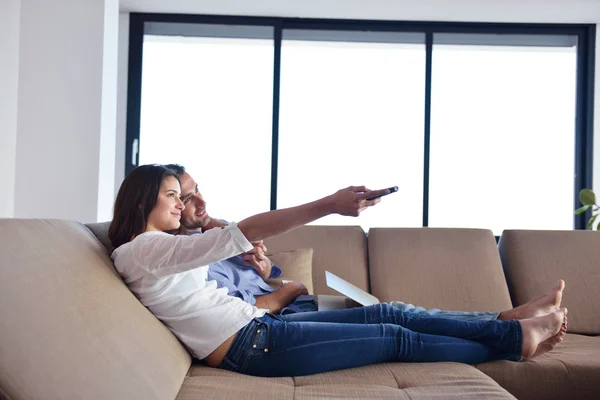 Pareja en sofá —  Fotos de Stock