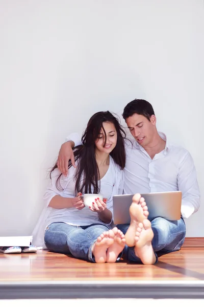 Casal trabalhando no computador portátil — Fotografia de Stock