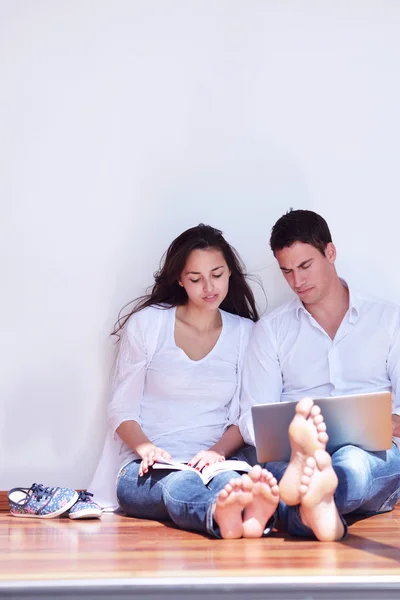 Pareja trabajando en el ordenador portátil —  Fotos de Stock