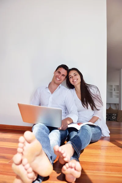 Pareja trabajando en el ordenador portátil — Foto de Stock