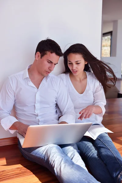 Paar werken op laptopcomputer — Stockfoto