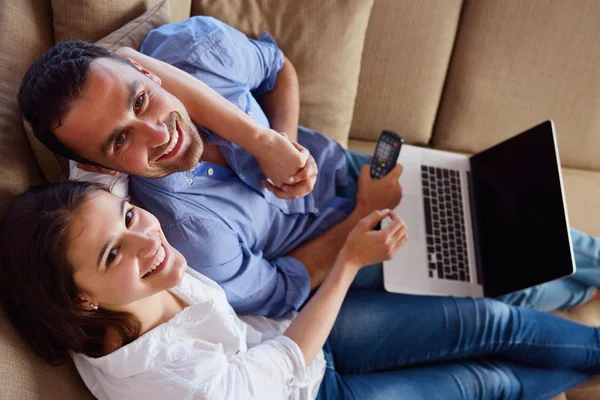 Pareja en sofá — Foto de Stock