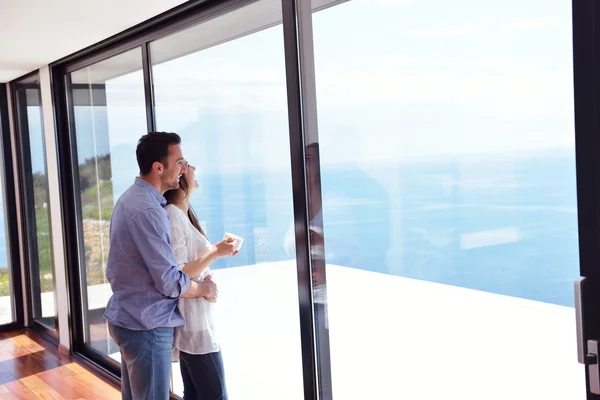 Jeune couple détendu à la maison — Photo