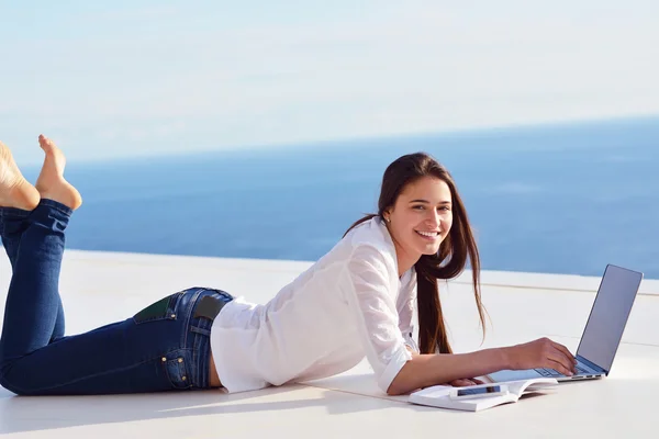 Woman working on laptop computer — Stock Photo, Image