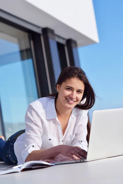 Woman working on laptop computer — Stock Photo, Image