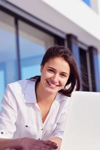 Woman working on laptop computer — Stock Photo, Image