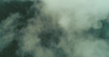 Bulutların üzerinde gökyüzü masmavi ve güzel güneşli bir günde uçuyor.