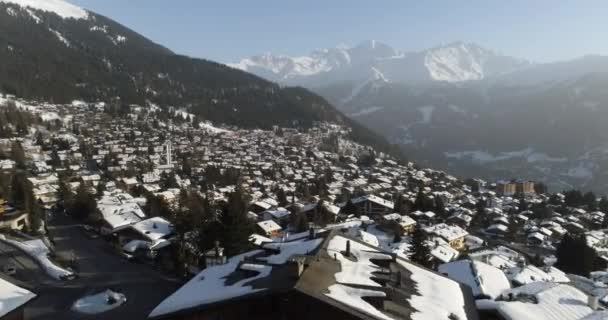 Fotografia aérea de uma aldeia na Suíça que estava coberta de neve em um destino popular para esquiadores — Vídeo de Stock