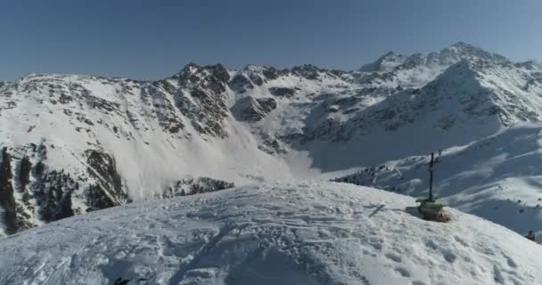 阿尔卑斯山冷山山顶雪地旅游运动生态旅游生态旅游山脉山崖山崖山脊景观无人机空中飞越瑞士山脉黄金时间刺激自然慢动作 — 图库视频影像