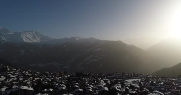Fotografia aérea de uma aldeia na Suíça que estava coberta de neve em um destino popular para esquiadores — Vídeo de Stock