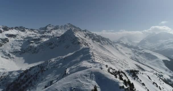 阿尔卑斯山冷山山顶雪地旅游运动生态旅游生态旅游山脉山崖山崖山脊景观无人机空中飞越瑞士山脉黄金时间刺激自然慢动作 — 图库视频影像