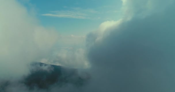 Luchtvlieg boven wolken met blauwe lucht in de achtergrond op mooie zonnige dag — Stockvideo