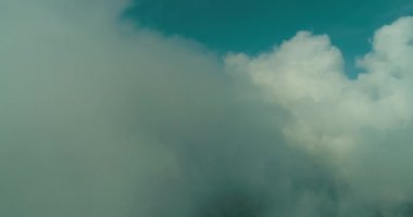 Bulutların üzerinde gökyüzü masmavi ve güzel güneşli bir günde uçuyor.