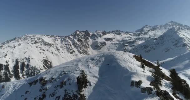 Alpy Zimna Góra Top Snow Turystyka lodowa Sport Eco Travel Góry Szczyty Skały Grzbiety Krajobraz Drone Lotnicze Lot nad szwajcarskim pasmem górskim Złoty Godziny Inspirujące Natura 4k Slow Motion — Wideo stockowe