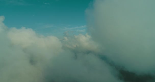 บินทางอากาศเหนือเมฆที่มีท้องฟ้าสีฟ้าในพื้นหลังในวันที่แดดสดใส — วีดีโอสต็อก